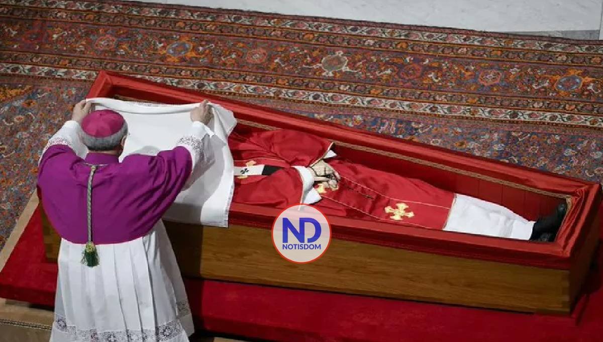 Francisco será sepultado con sus zapatos usados y en un féretro que lleva su escudo