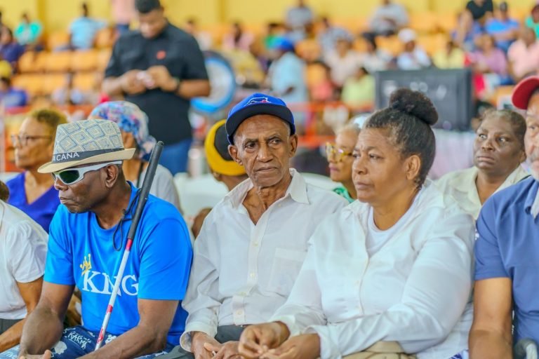 Parte de los beneficiados MONTE PLATA Abinader entrega 1,400 títulos de propiedad en Monte Plata