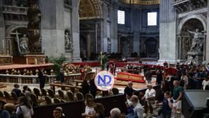 Casi 20.000 personas han pasado ante el féretro del papa en su primer día en la basílica