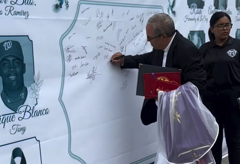 Presidente y otras decenas de personas van hoy a misa Haina 4 haina 2 Presidente y otras decenas de personas van hoy a misa Haina