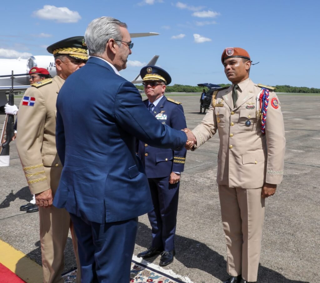 ABINADER Y MILITARES 8 Presidente Abinader retorna al país tras reunión bilateral con Marco Rubio y reconocimiento en Washington