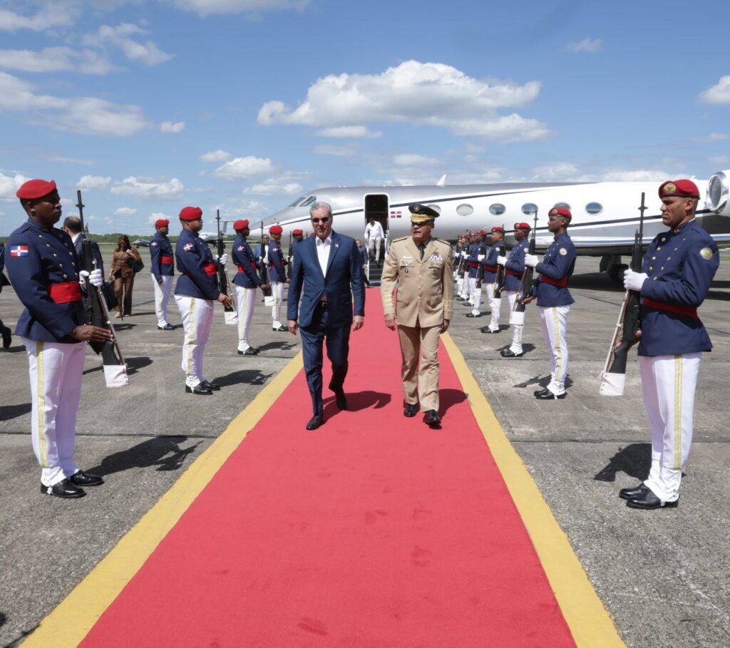 ABINADER Y MILITARES 9 Presidente Abinader retorna al país tras reunión bilateral con Marco Rubio y reconocimiento en Washington
