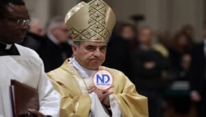 Cardenales agradecen a Becciu por su renuncia al cónclave