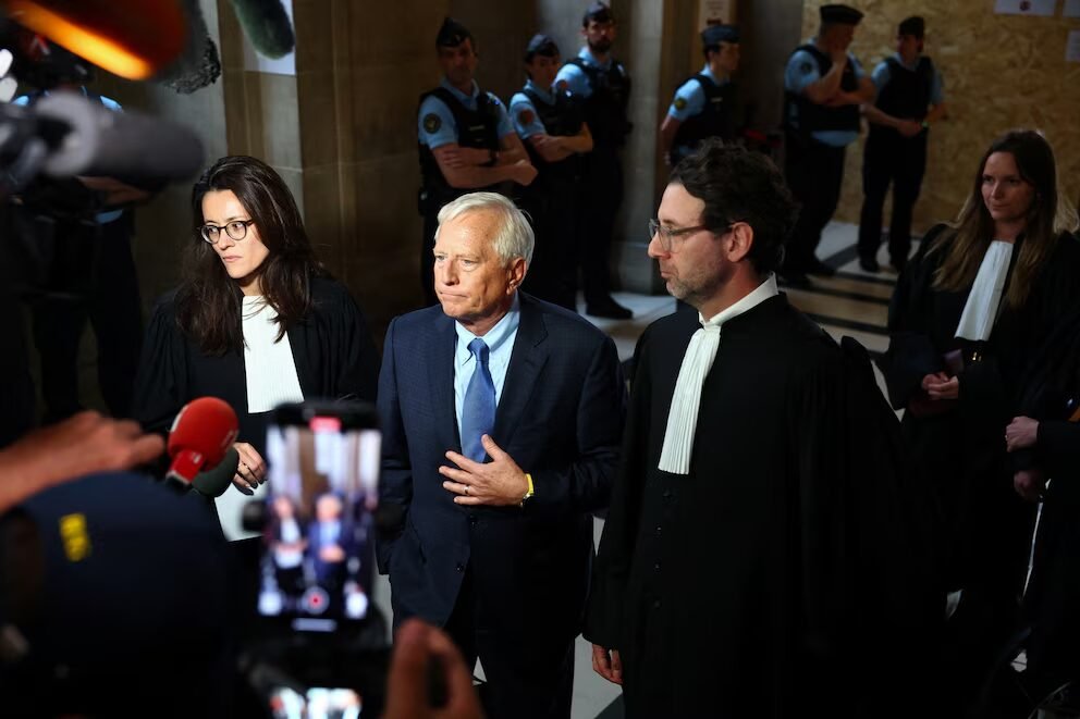 Abogado hablando con periodistas en juzgado Ladrones que le robaron a Kim Kardashian en París reciben condena