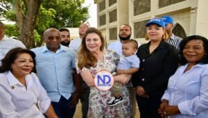 Alcaldesa del DN recorre el cementerio y felicita a madres