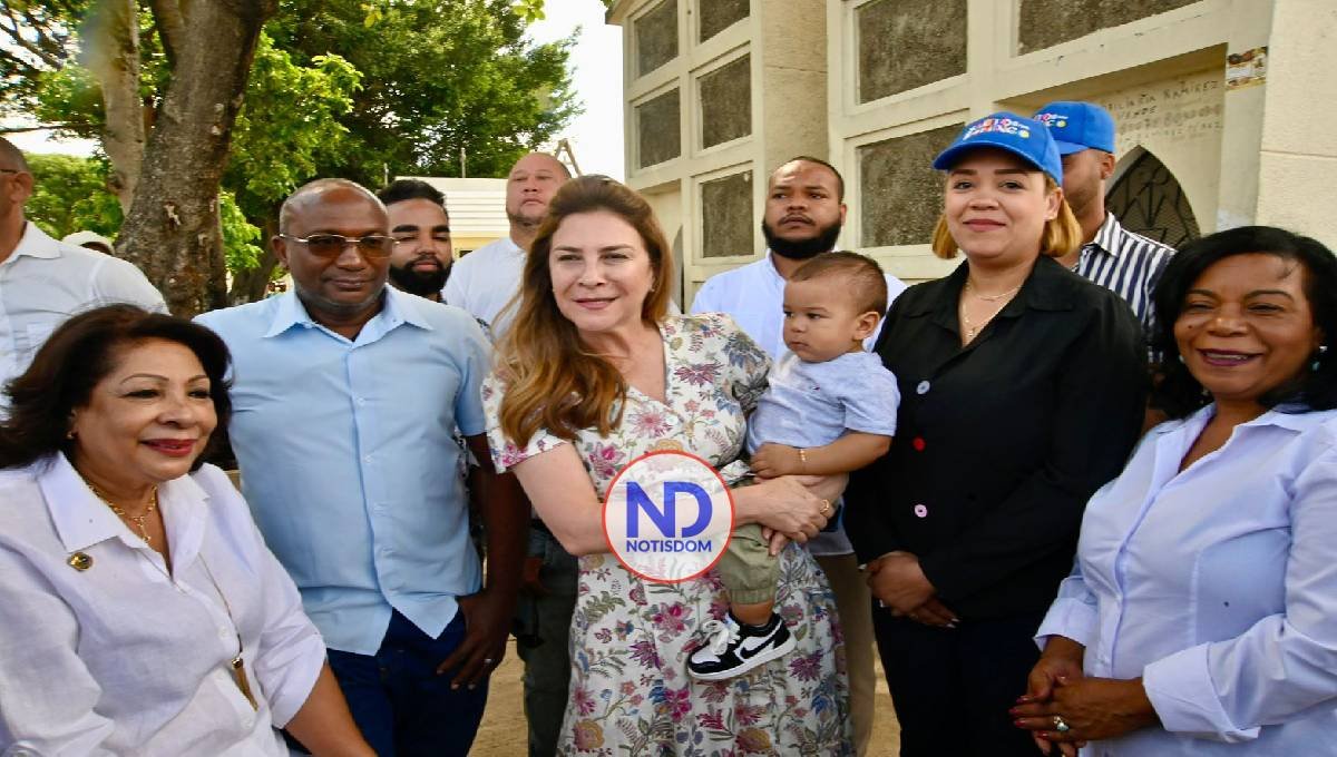 Alcaldesa del DN recorre el cementerio y felicita a madres