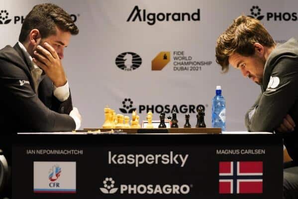 Carlsen es conocido por sus grandes enfrentamientos internacionales El gran maestro de ajedrez Magnus Carlsen queda en tablas contra equipo con más de 143 mil personas