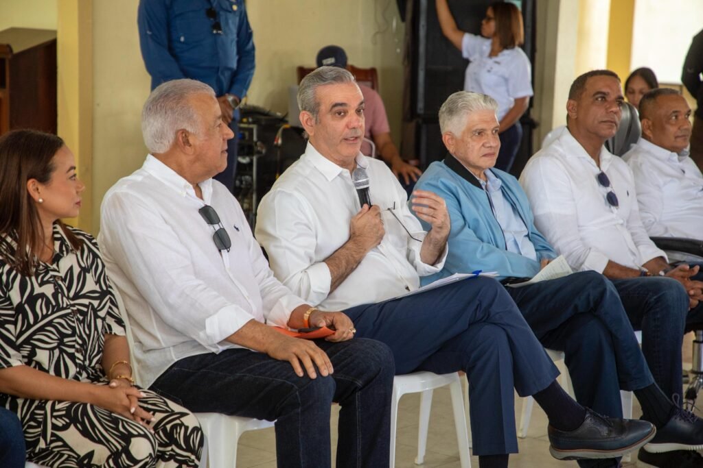 Constata Espaillat y Puerto ABINADER 3 Abinader se reúne con comunitarios y autoridades de Espaillat y Puerto Plata