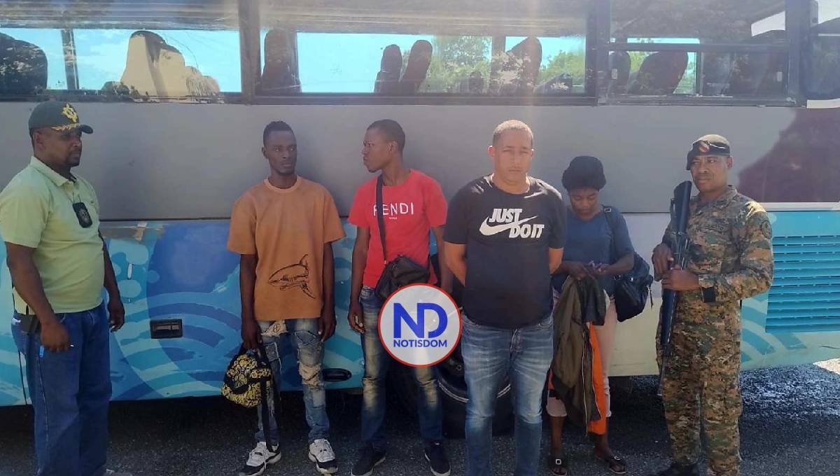 Arrestan por segunda vez hombre con indocumentados en autobús en Azua