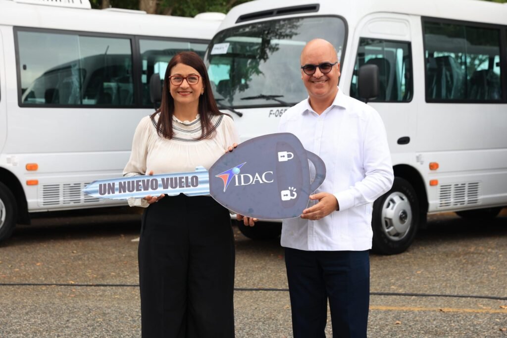 Igor Rodriguez Duran 3 1 IDAC entrega autobuses para transporte de servidores