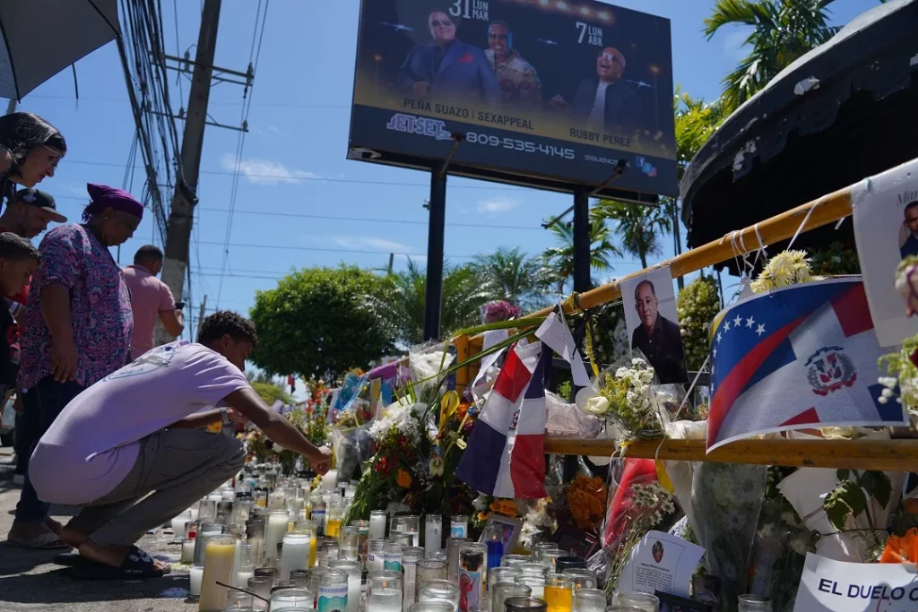 “Color de rosa” desata llanto en ensayo de la orquesta de Rubby Pérez tras tragedia del Jet Set 5 JET SET 31 “Color de rosa” desata llanto en ensayo de la orquesta de Rubby Pérez tras tragedia del Jet Set