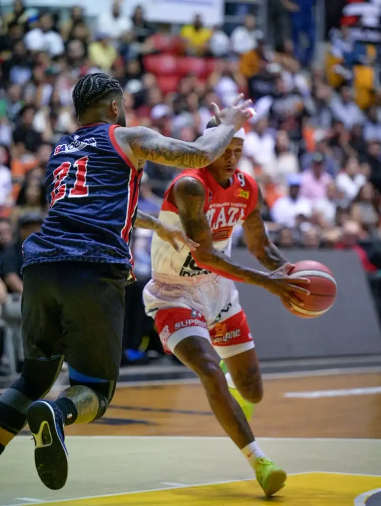 Jonathan Bello Plaza derrota a Pueblo Nuevo y adelanta final basket Santiago
