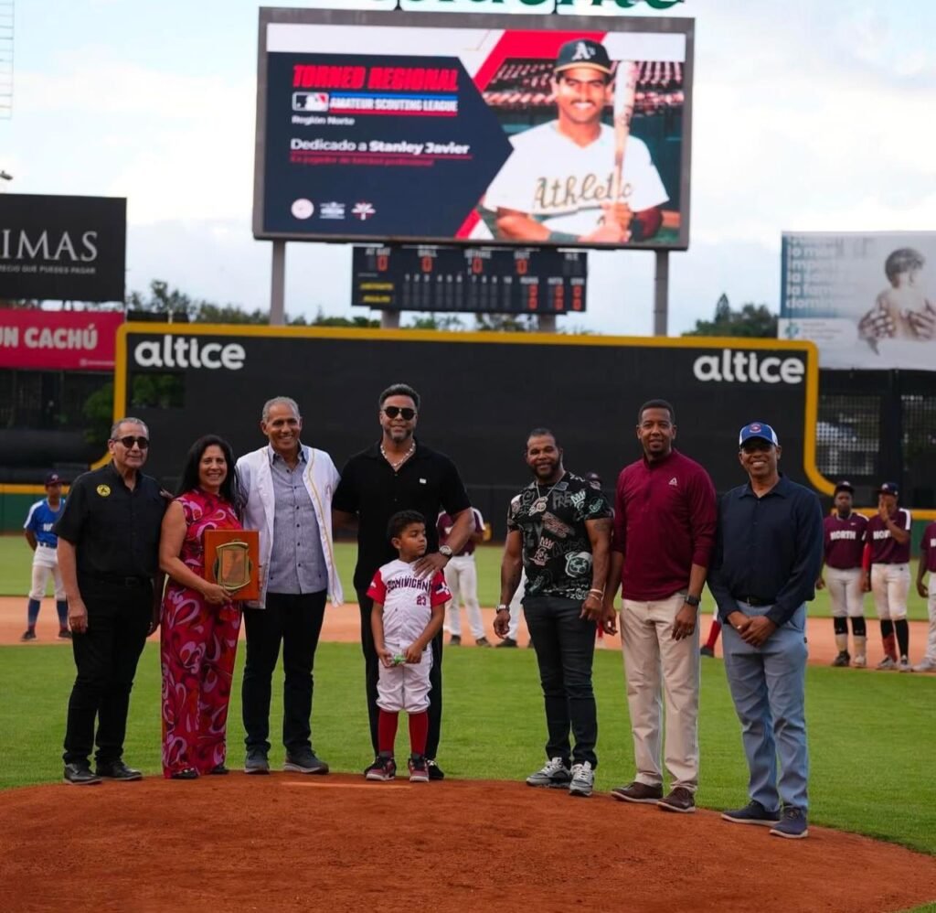 Nelson Cruz entrega una placa a Stanley Javier 1 Light Blue y Red ganan en inicio parada de la ASL en la Región Norte