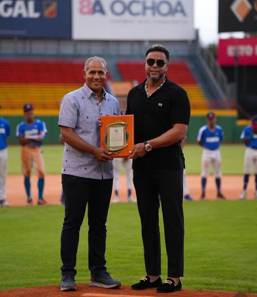 Nelson Cruz entrega una placa a Stanley Javier Light Blue y Red ganan en inicio parada de la ASL en la Región Norte