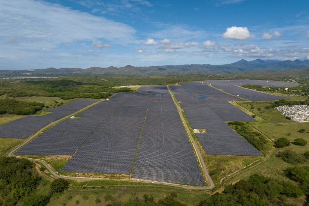 Parque Solar Girasol Ministro Santos y La Camera realizan recorrido Parque Solar Girasol
