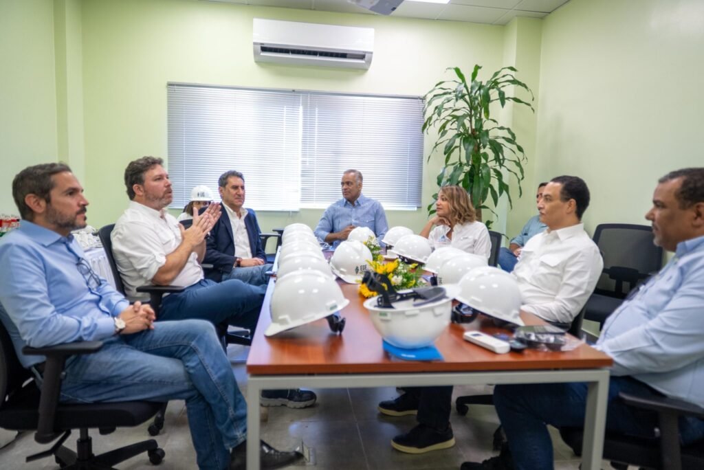 Parte de la delegacion Ministro Santos y La Camera realizan recorrido Parque Solar Girasol