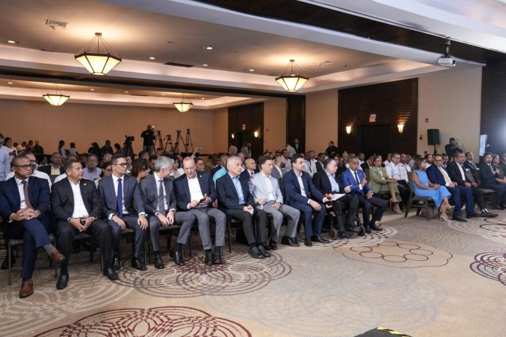Personalidades durante el evento Impulsan «Programa Nacional de Eficiencia Energética» para el alumbrado de RD