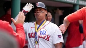 Dueño de los Red Sox se reúne con dominicano Rafael Devers
