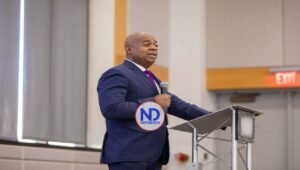 Arrestan al alcalde de Newark por ingresar sin permiso a centro de detención de ICE durante protesta