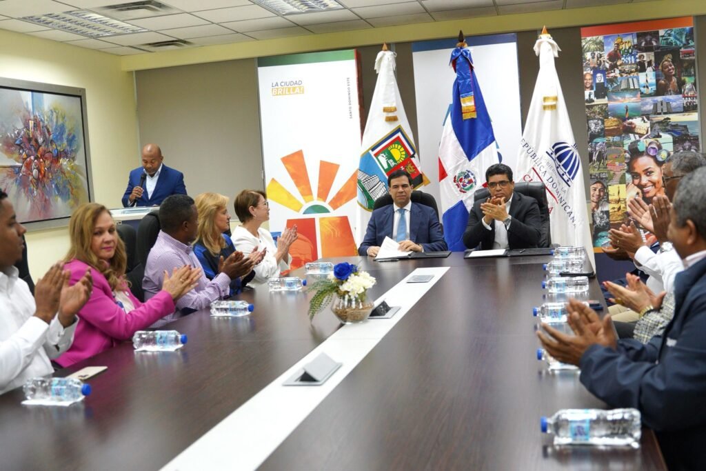 Roberto Angel y Dio Astacio 1 Roberto Ángel y Dío Astacio firman acuerdo para abrir escuela de música en SDE