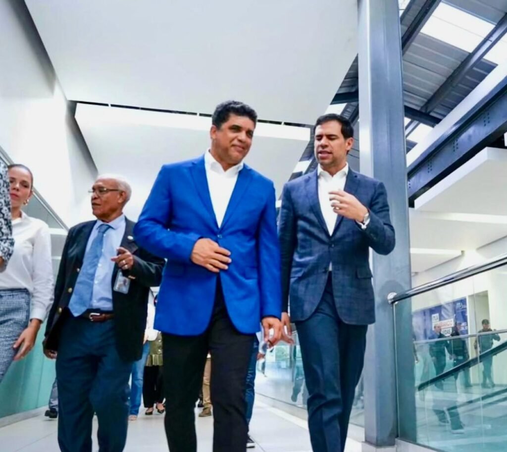 Roberto Angel y Dio Astacio Roberto Ángel y Dío Astacio firman acuerdo para abrir escuela de música en SDE
