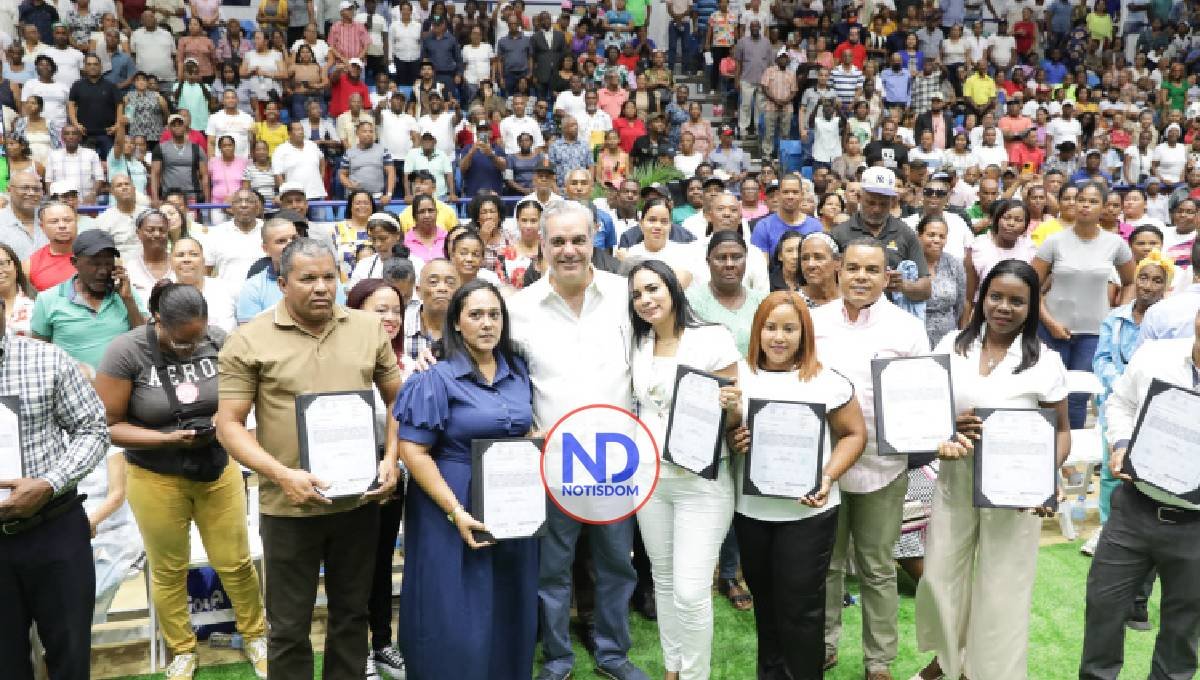 Abinader entrega 1,600 títulos de propiedad en La Romana 2 Abinader entrega 1,600 títulos de propiedad en La Romana