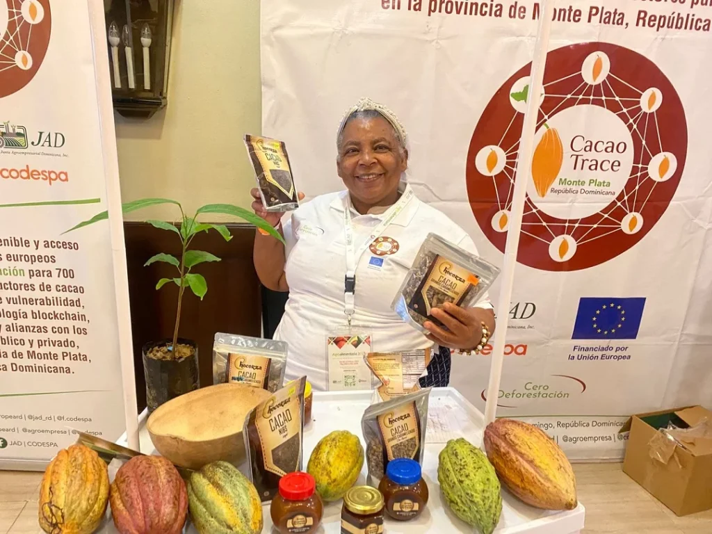 Mujeres de Peralvillo transforman el cacao en emprendimiento familiar con proyección internacional 4 Altagracia De Leon exhibe algunos de sus productos derivados del cacao Mujeres de Peralvillo transforman el cacao en emprendimiento familiar con proyección internacional