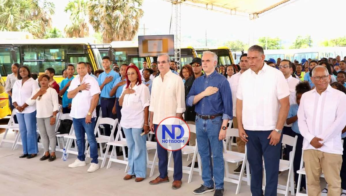 Abinader pone en marcha el Sistema Nacional de Transporte Estudiantil (TRAE) en Samaná