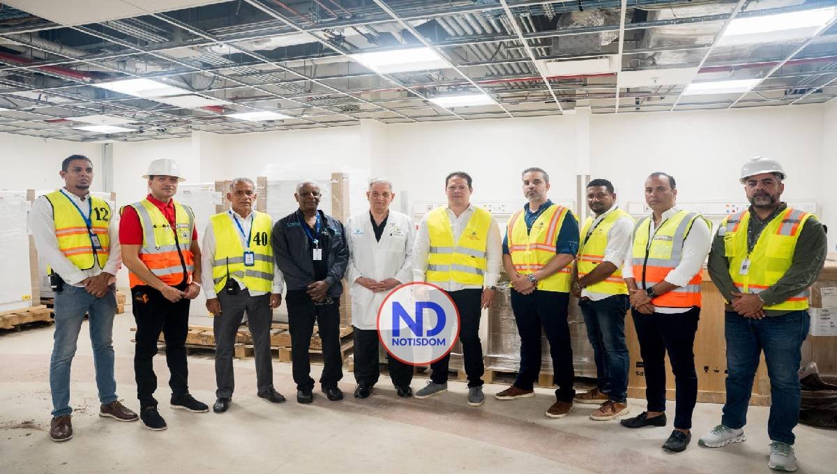 Ministro Bonilla supervisa construcción de edificio en Ciudad Sanitaria