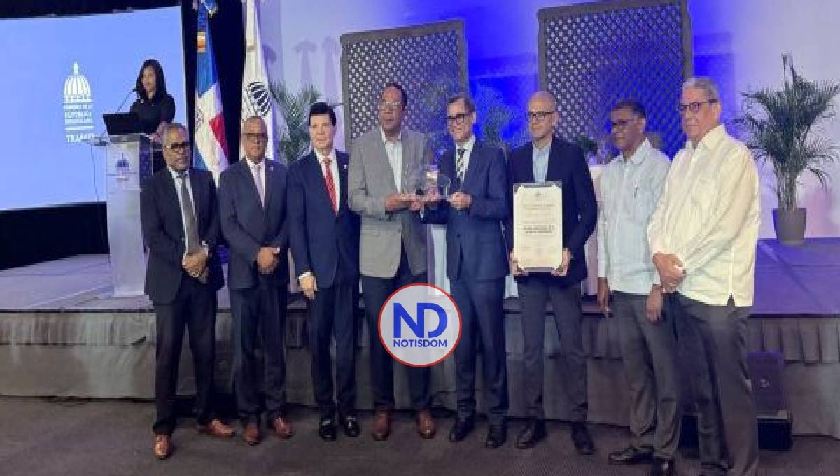 César Iglesias recibe premio nacional por excelencia laboral 2 César Iglesias recibe premio nacional por excelencia laboral