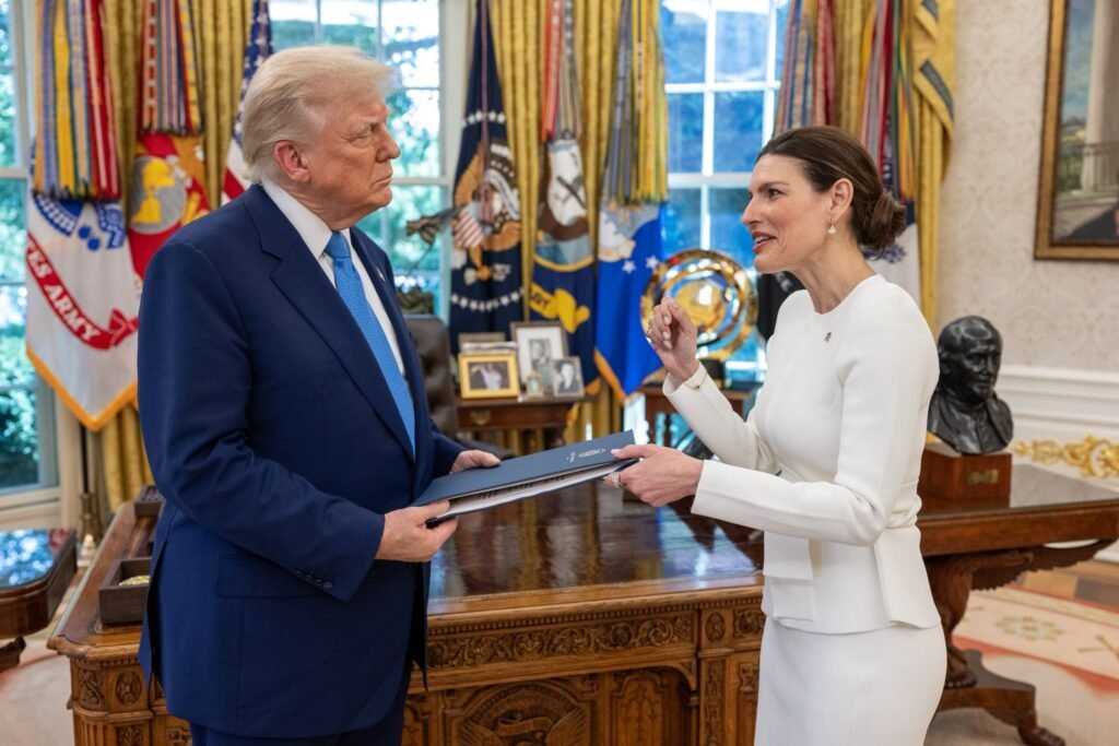 Donald J. Trump y Maria Isabel Castillo Baez Embajadora de RD en EE.UU. presenta sus credenciales al presidente Trump
