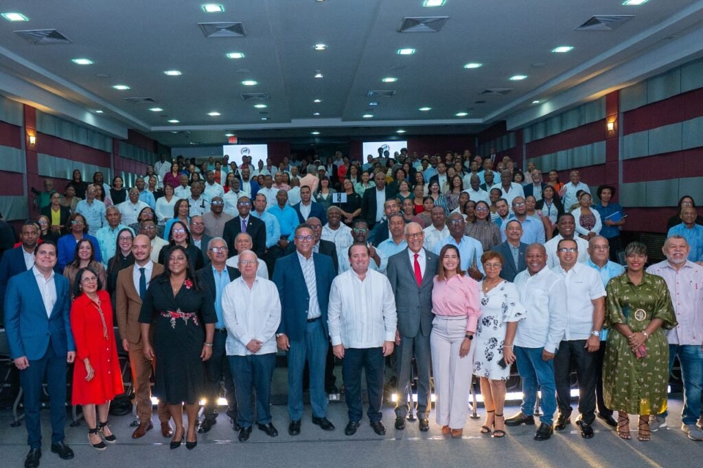 El personal del ITSC junto al conferencista Jose Ignacio Paliza Paliza aboga por nuevo liderazgo político basado en transparencia y rendición de cuentas