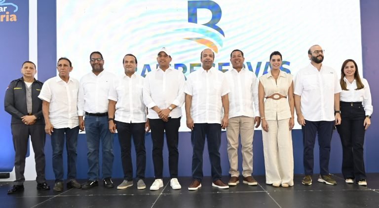 Funcionarios del Gobierno y ejecutivos del Banco de Rservas Banreservas realiza jornada de bancarización en el Capotillo
