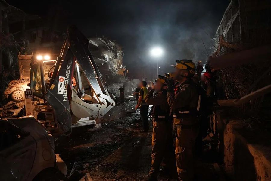 Integrantes de los cuerpos de emergencia Ejército de Israel informa de un cuarto ataque de misiles iraníes