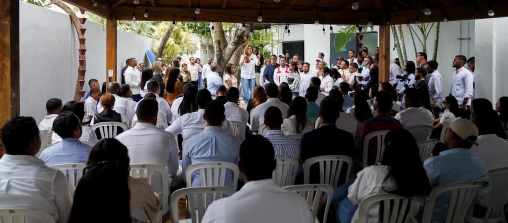 Jovenes que asistieron a la actividad Jóvenes de todo el país manifiestan respaldo a Carolina Mejía