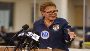 La alcaldesa de Los Ángeles declara toque de queda ante tensión por redadas y protestas