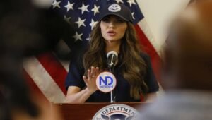 Gobierno pide migrantes Cuba, Haití y Venezuela salir de EEUU