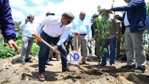 Ministro Limber Cruz formaliza inicio siembra de frutas en Constanza