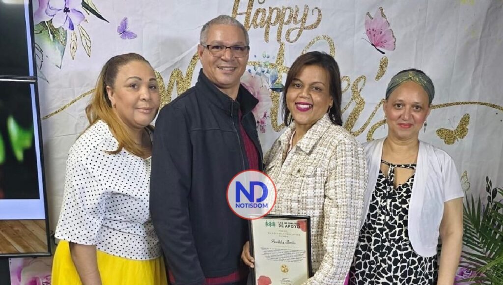 NOTISDOM FOTOS PF2025 26 Las Hermanas de Apoyo reconocen trayectoria de Awilda Brito por su incansable labor comunitaria y madre ejemplar