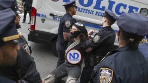 Policía NY detiene 24 personas en protesta dentro torre Trump