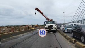 Colapsan cinco postes del tendido eléctrico en el puente de la 17 y bloquean tránsito