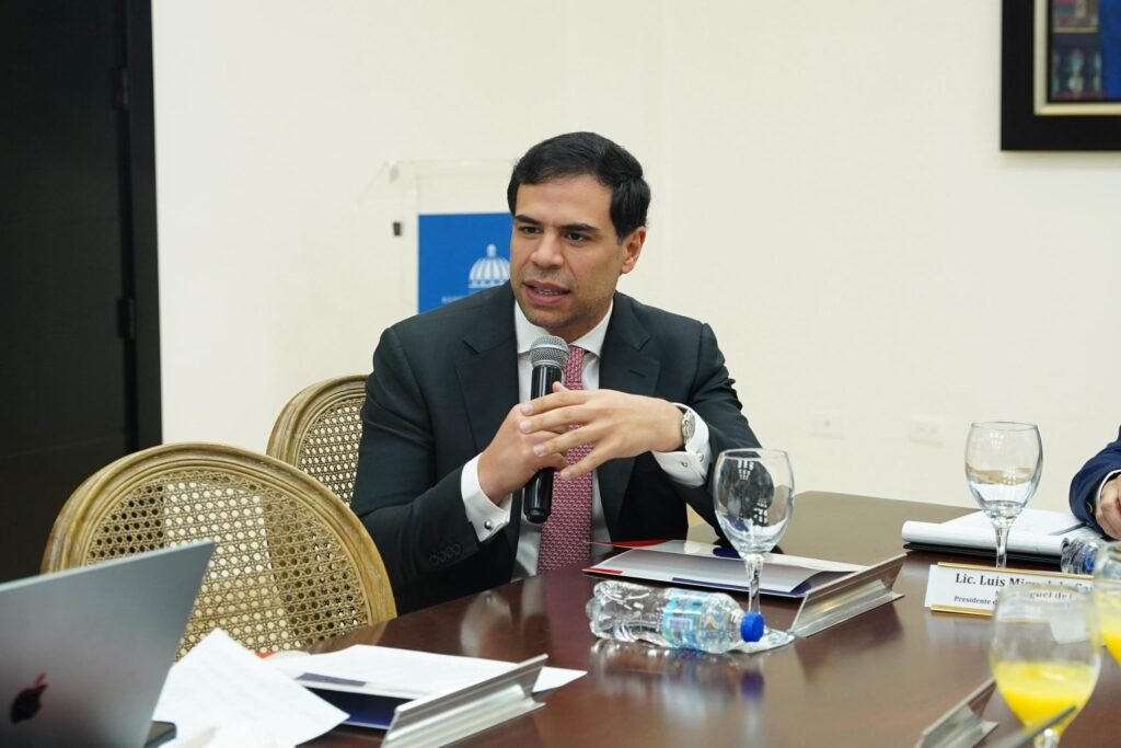 ROBERTO ANGEL 8 Roberto Ángel presenta «El Poder de las Buenas Palabras» ante Consejo Nacional de Educación