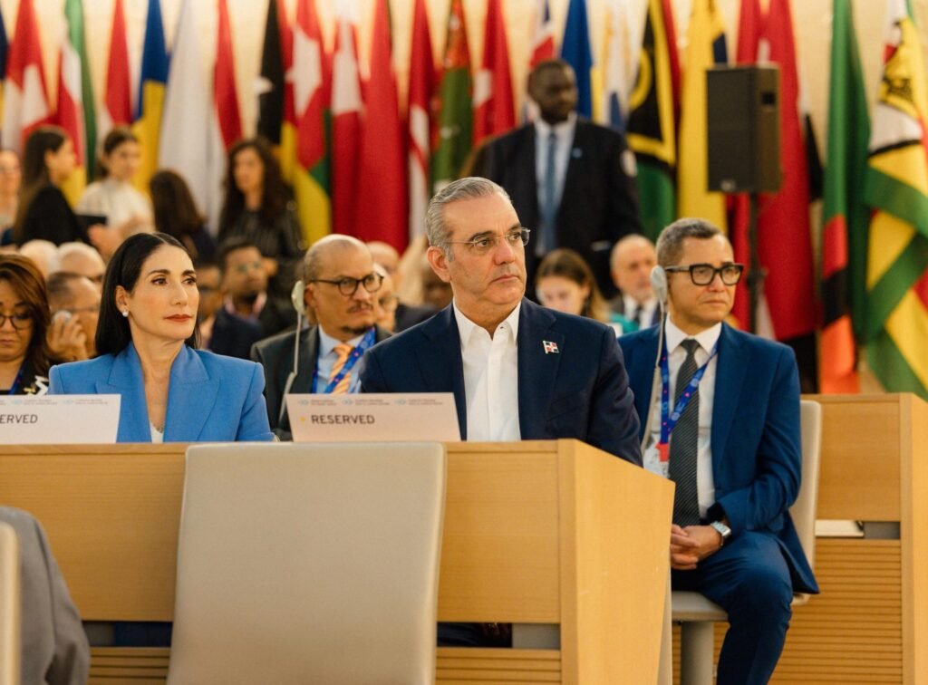 Raquel Arbaje y Luis Abinader Abinader reafirma compromiso con la justicia social, aumentos salariales y récord de empleo formal