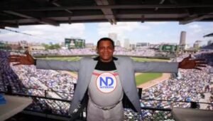 Sosa recibe ovación de pie en su emotivo regreso al Wrigley Field tras 21 años