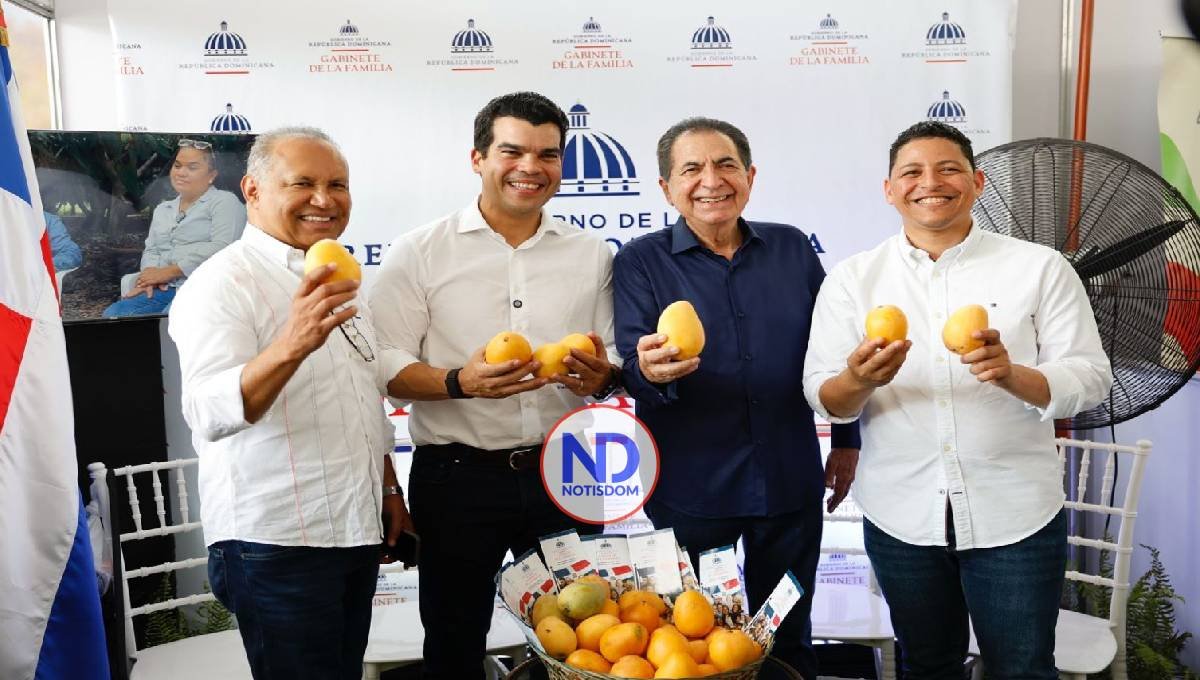 Wellington Arnaud se reúne con comunitarios y participa en la Feria del Mango en Baní