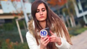 El uso excesivo de pantallas duplica síntomas de depresión en mujeres adolescentes