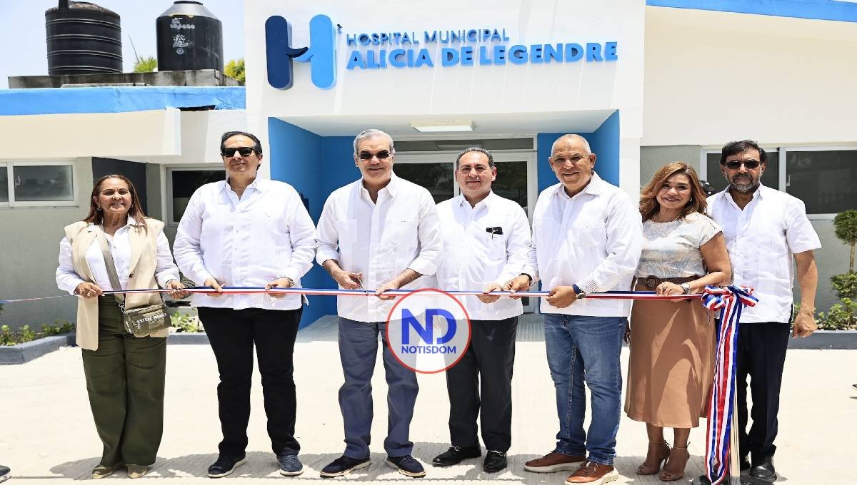 Presidente Abinader entrega remozado hospital Villa Riva