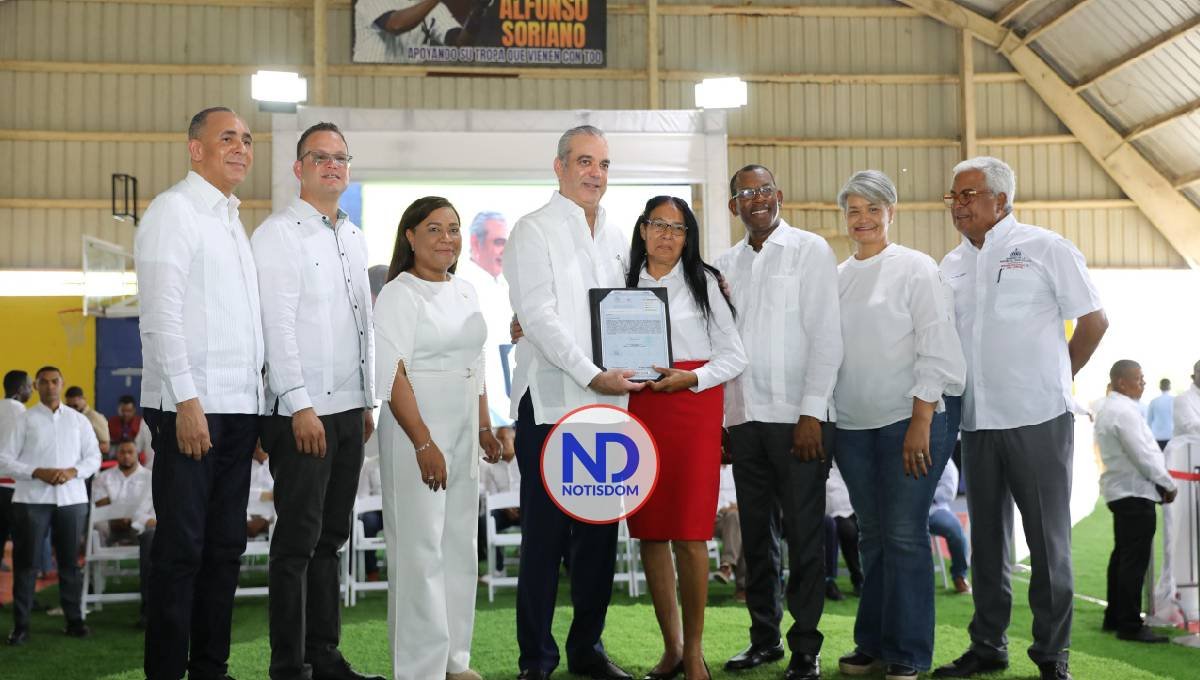 Abinader celebra cumpleaños entregando títulos propiedad