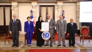 Presidente Abinader entrega a tres profesores el Premio a la Excelencia Magisterial 2025