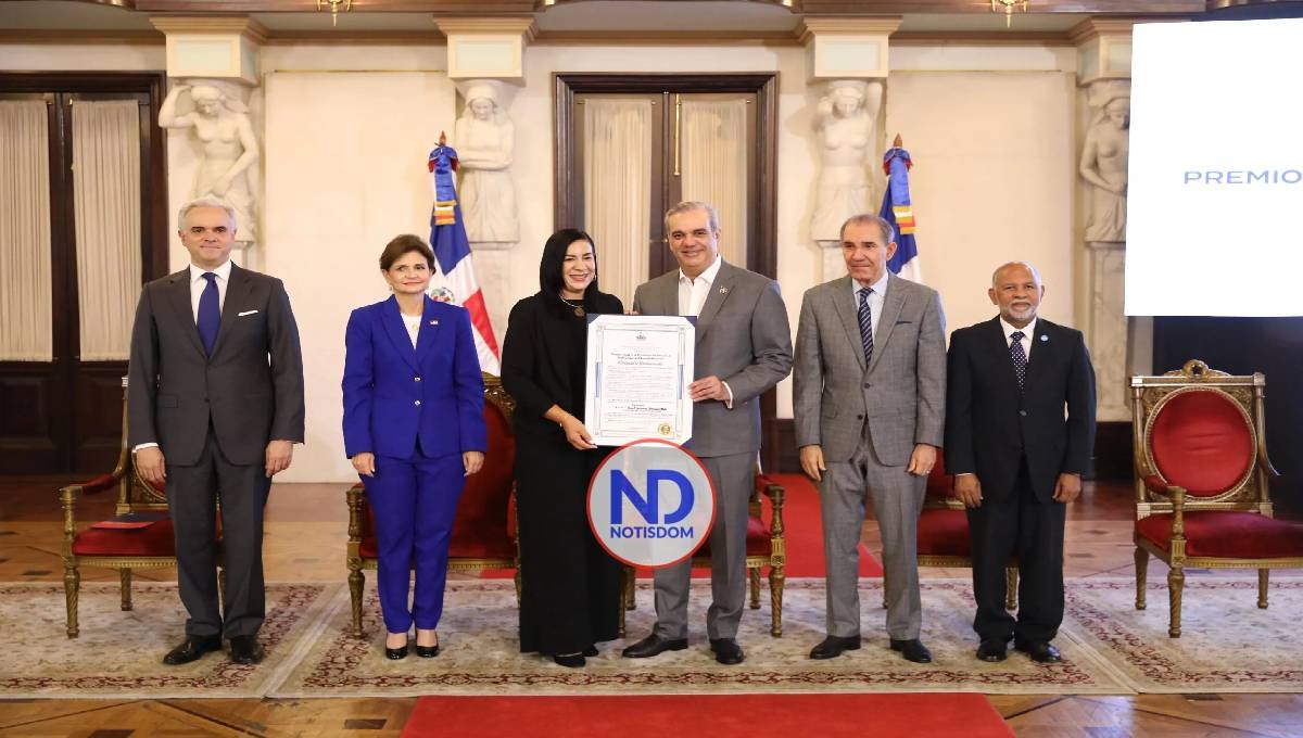 Presidente Abinader entrega a tres profesores el Premio a la Excelencia Magisterial 2025